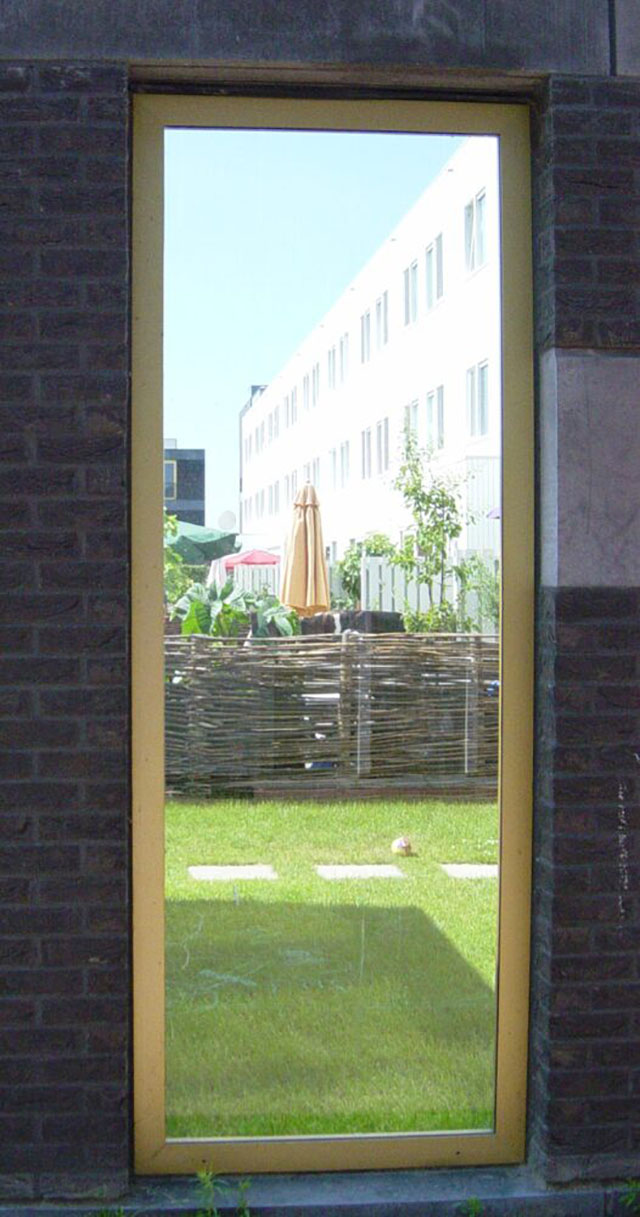 hoge schutting vanuit raam